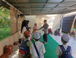Jumat Berkah : Polsek Tanjung Batu, Bagikan Makanan Gratis untuk Anak-anak Santri Tk- TPA Al- Akso Unit 16 Polsek Tanjung Batu