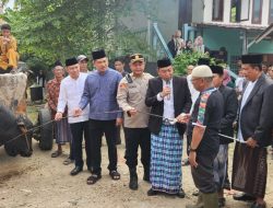 Kapolsek Tanjung Raja, Pimpin Langsung PAM Pengamanan Bantuan Sapi Kurban Presiden RI, Untuk Warga Kelurahan Tanjung Raja   
