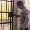 Tingkatkan Keamanan Kanit Samapta Polsek Muara Kuang Rutin Melakukan Pengecekan kondisi Ruangan Sel Tahanan