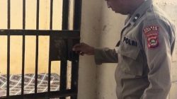 Tingkatkan Keamanan Kanit Samapta Polsek Muara Kuang Rutin Melakukan Pengecekan kondisi Ruangan Sel Tahanan