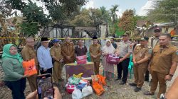 Dampingi Wakil Bupati Ogan Ilir, Kapolsek Tanjung Raja Tinjau Lokasi Kebakaran di Desa Sungai Pinang II
