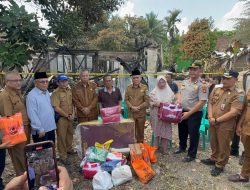 Dampingi Wakil Bupati Ogan Ilir, Kapolsek Tanjung Raja Tinjau Lokasi Kebakaran di Desa Sungai Pinang II