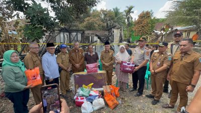Dampingi Wakil Bupati Ogan Ilir, Kapolsek Tanjung Raja Tinjau Lokasi Kebakaran di Desa Sungai Pinang II