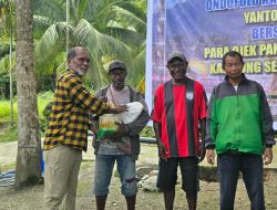 Nobar Piala Dunia dan Baksos, Yanto Eluay Ajak Warga Pos 7 Jaga Kamtibmas