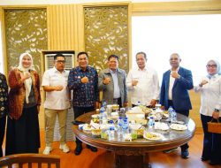 Bupati Muba Matangkan Persiapan Peresmian Pabrik CPO KUD Sejahtera, Presiden Diupayakan Hadir     Menteri Koperasi memastikan dukungan penuh terhadap agenda nasional hilirisasi sawit berbasis koperasi di Kabupaten Muba.