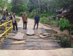 Pemkab Muba Tindaklanjuti Keluhan Warga, Jembatan Desa Purwosari Segera Diperbaiki     Dinas PU telah melakukan pengecekan lapangan dan menyiapkan perbaikan lantai, railing, serta gelagar jembatan demi menjaga keselamatan pengguna jalan.