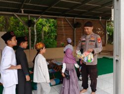 Polsek Tanjung Batu, Tebar Kepedulian : Berbagi Bingkisan Makanan Bergizi Untuk Anak-anak Santri TK-TPA AL Aqso