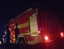 Kebakaran Lahan di Taja Raya II Betung, Polisi Bersama Warga Berhasil Padamkan Api  Humas Polres Banyuasin Polda Sumsel