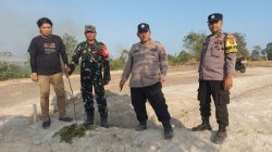 Respons Cepat Personel Polsek Lawang Kidul dan TNI Berjibaku Padamkan Lahan Belukar di Desa Keban Agung