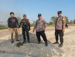 Respons Cepat Personel Polsek Lawang Kidul dan TNI Berjibaku Padamkan Lahan Belukar di Desa Keban Agung