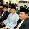 Wabup Muba Hadiri Muktamar ke-35 NU, Rajut Ukhuwah untuk Muba Lebih Maju     Serasi Berbalut Baju Warna Putih, Wabup Muba dan Istri Hadiri Muktamar ke-35 NU
