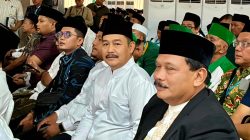 Wabup Muba Hadiri Muktamar ke-35 NU, Rajut Ukhuwah untuk Muba Lebih Maju     Serasi Berbalut Baju Warna Putih, Wabup Muba dan Istri Hadiri Muktamar ke-35 NU
