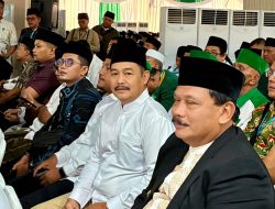 Wabup Muba Hadiri Muktamar ke-35 NU, Rajut Ukhuwah untuk Muba Lebih Maju     Serasi Berbalut Baju Warna Putih, Wabup Muba dan Istri Hadiri Muktamar ke-35 NU