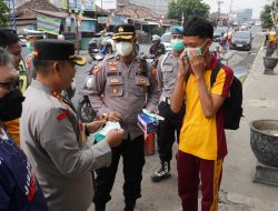 Peduli Kesehatan Pelajar dan Masyarakat, Polres Muara Enim Bagikan 1.500 Masker