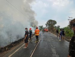 *Lihat Kepulan Asap, Bupati Toha Langsung Hentikan Perjalanan dan Turun ke Lokasi Karhutla*