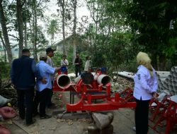 Wabup Netta Tinjau Pengolahan Lahan dan Mekanisasi Pertanian di Air Salek