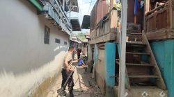 Tunjukan Dedikasi Bhabinkamtibmas Desa Kepur Gotong Royong Bantu Rehab Atap Rumah Warga