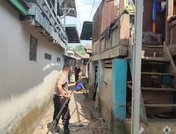 Tunjukan Dedikasi Bhabinkamtibmas Desa Kepur Gotong Royong Bantu Rehab Atap Rumah Warga