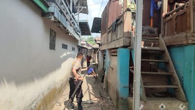 Tunjukan Dedikasi Bhabinkamtibmas Desa Kepur Gotong Royong Bantu Rehab Atap Rumah Warga