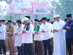 Pemkab Banyuasin Sholat Istiqo di Tangah Kabut Asap 