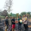 Bhabinkamtibmas Lubuk Keliat Cek Langsung & Bantu Korban Kebakaran Rumah di Desa Embacang