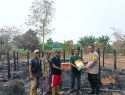 Bhabinkamtibmas Lubuk Keliat Cek Langsung & Bantu Korban Kebakaran Rumah di Desa Embacang