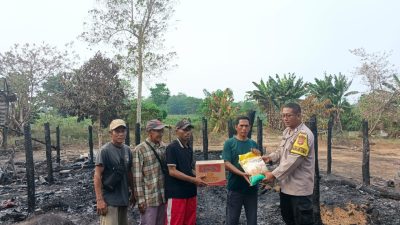 Bhabinkamtibmas Lubuk Keliat Cek Langsung & Bantu Korban Kebakaran Rumah di Desa Embacang