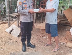 Jumat Berbagi: Kapolsek Tanjung Batu Bagikan Nasi Kotak bagi Warga yang Membutuhkan   
