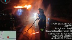 Truk Bermuatan Paket J&T Terbakar di Jalintim KM 37 Banyuasin, Polisi Lakukan Pengaturan Lalu Lintas