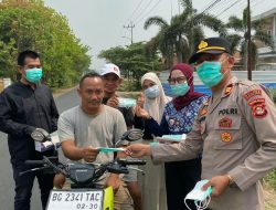 Polsek Tanjung Batu, Bersama Tripika Bagikan Masker Kepada Masyarakat Antisipasi Dampak Asap Karhutla